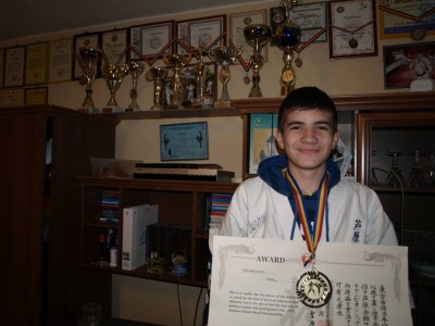 Teo-campion-mondial-Asihara-Karate-2011_PB160028
